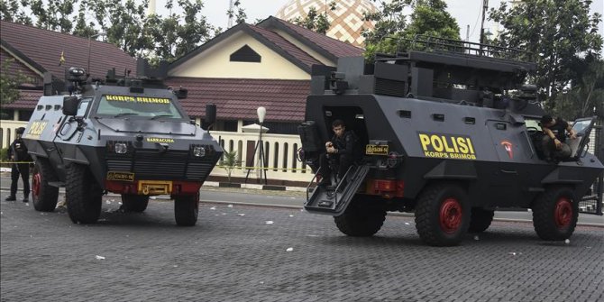 Endonezya'da operasyonlarda 100 bin polis görevlendirildi