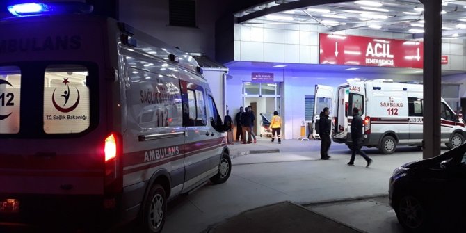 Adana'da kamyonet dereye devrildi: 6 yaralı