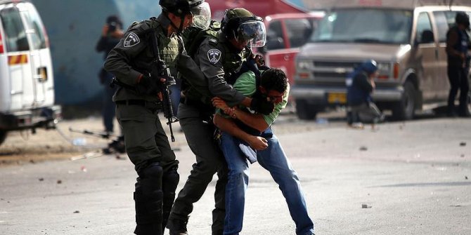 İsrail askerleri 11 Filistinliyi gözaltına aldı!