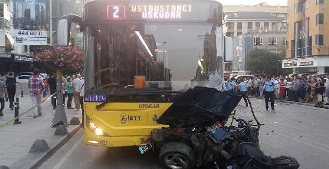 Kadıköy'de trafik kazası: 1 ölü, 2 yaralı