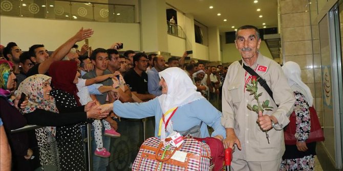 Diyarbakır'da ilk hac kafilesi güllerle karşılandı
