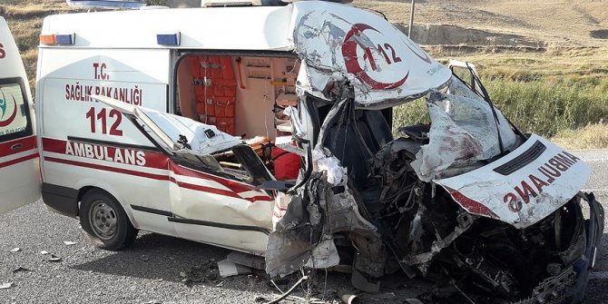 Feci Kaza:  Tır ile ambulans çarpıştı: 4 yaralı