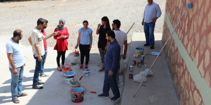 Diyarbakır'ın Bağacık Köyü'nde 13 öğretmen köy okulunu boyadı!