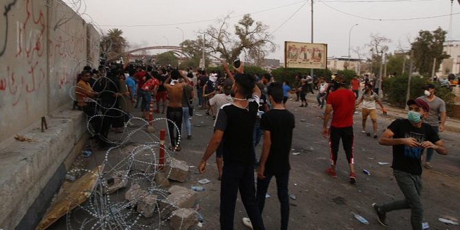 Göstericiler İran’ın Basra Başkonsolosluğunu basarak, ateşe verdi!