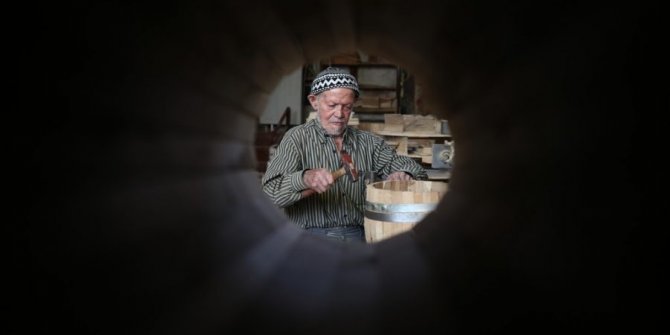 Bursa'nın İznik ilçesinde 72 yıllık fıçıcısı!.