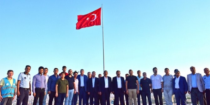 Sınıra dev 150 metrekarelik Türk bayrağı çekildi!