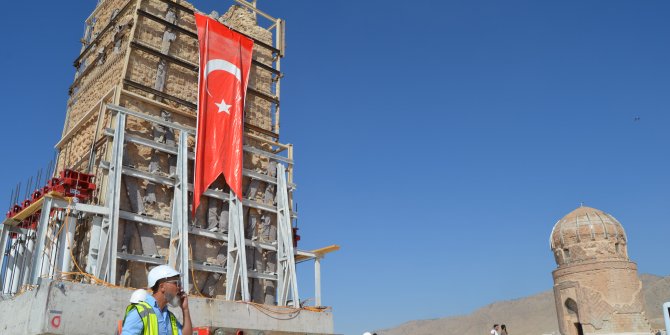 Hasankeyf'te İmam Abdullah Zaviyesi'nin minaresi de taşındı