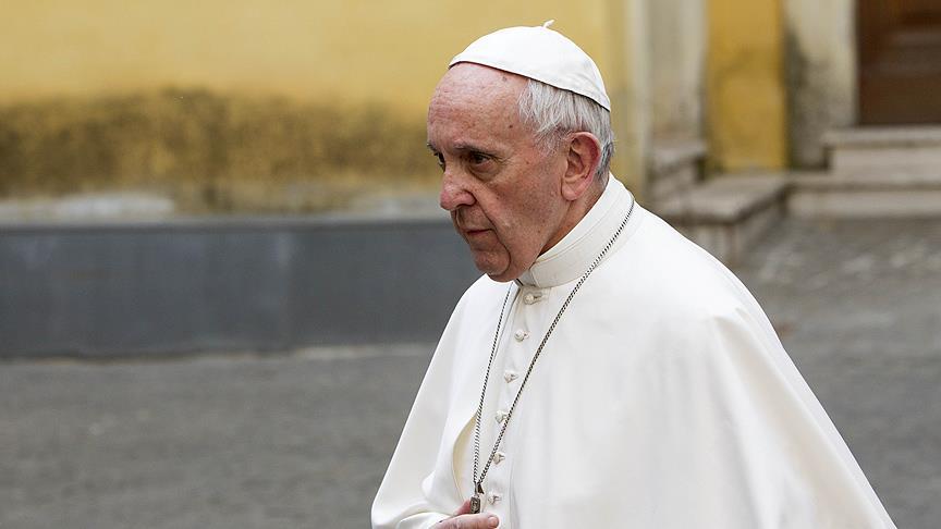 Vatikan'da Papa'ya isyan bayrağı açıldı