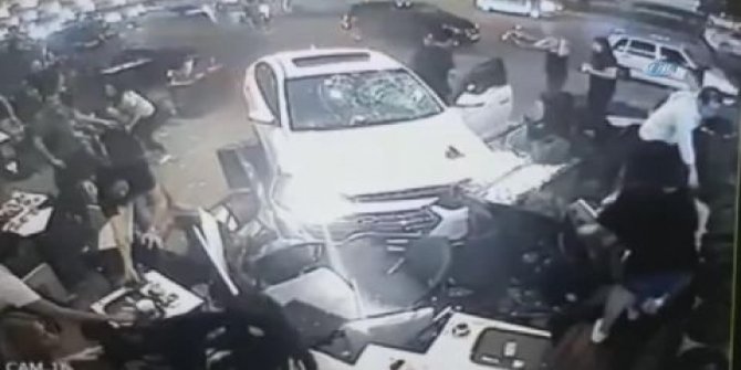 Adana’da bir otomobil kafeye daldı: 3 yaralı