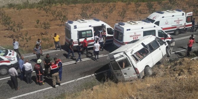 Siirt'te yolcu minibüsü devrildi: 11 yaralı!