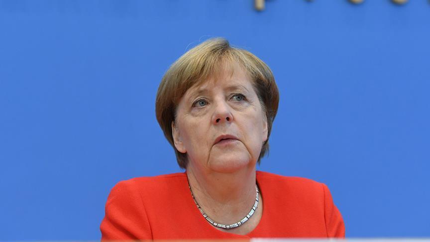 Merkel'in aracına domates atıldı