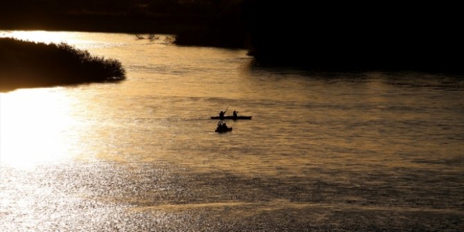 Sporcular kano turuyla Meriç Nehri'ne indi