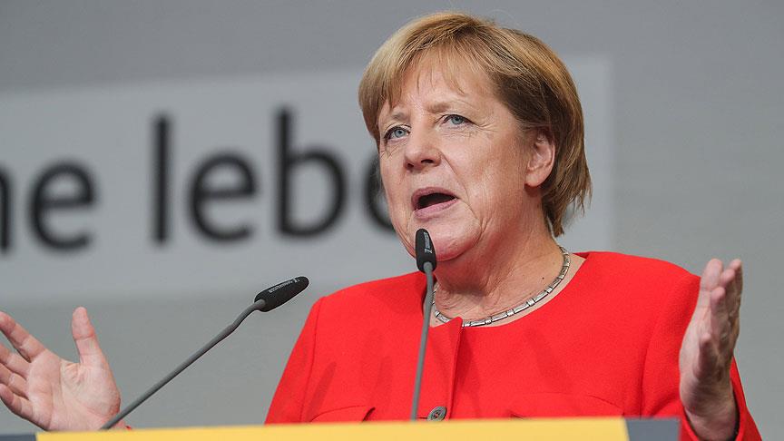 Merkel'e domatesli saldırı