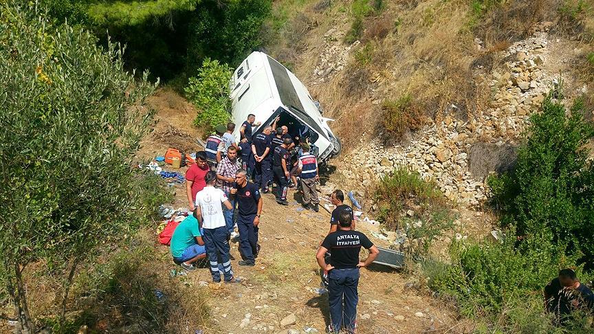 Antalya'da tur midibüsü uçuruma yuvarlandı: 2 ölü, 29 yaralı