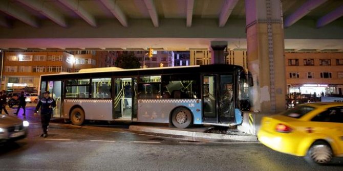 Halk otobüsü Mecidiyeköy'de köprü ayağına çarptı!