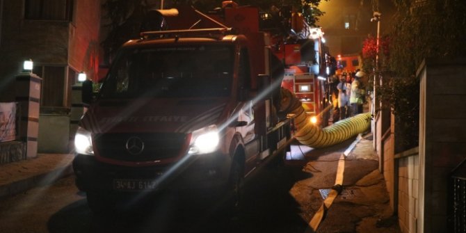 İstanbul Üsküdar'da beş katlı bir binanın kapalı otoparkında yangın