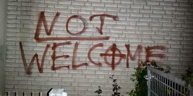 Almanya'da camiye ırkçılık içerikli saldırı