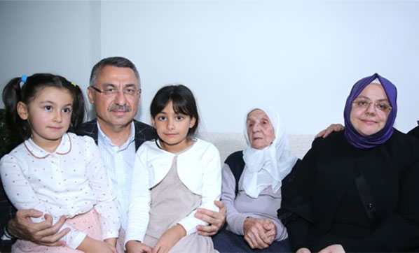 Cumhurbaşkanı Yardımcısı Oktay'dan şehit ailesine ziyaret