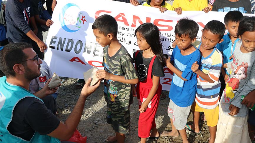 Cansuyu Derneği, Endonezya'da sıcak yemek dağıtıyor