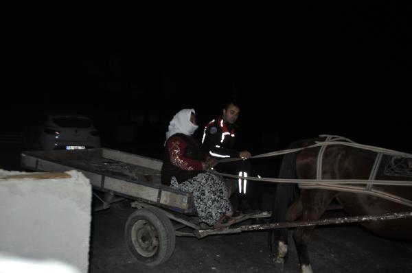 Kadın hırsızlar at arabasıyla gözaltına alındı!