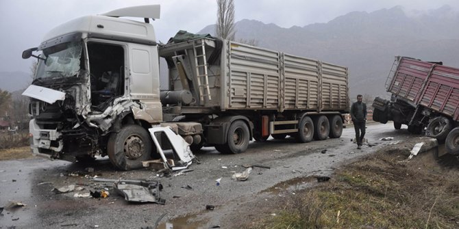 Amasya'da kamyonet ile tır çarpıştı: 6 yaralı