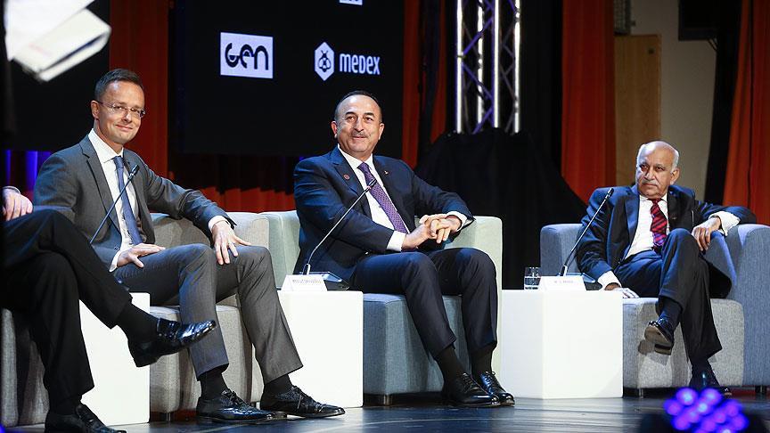 Çavuşoğlu: AB üyesi ülkelerdeki merkez partiler aynı ırkçı dili kullanıyor