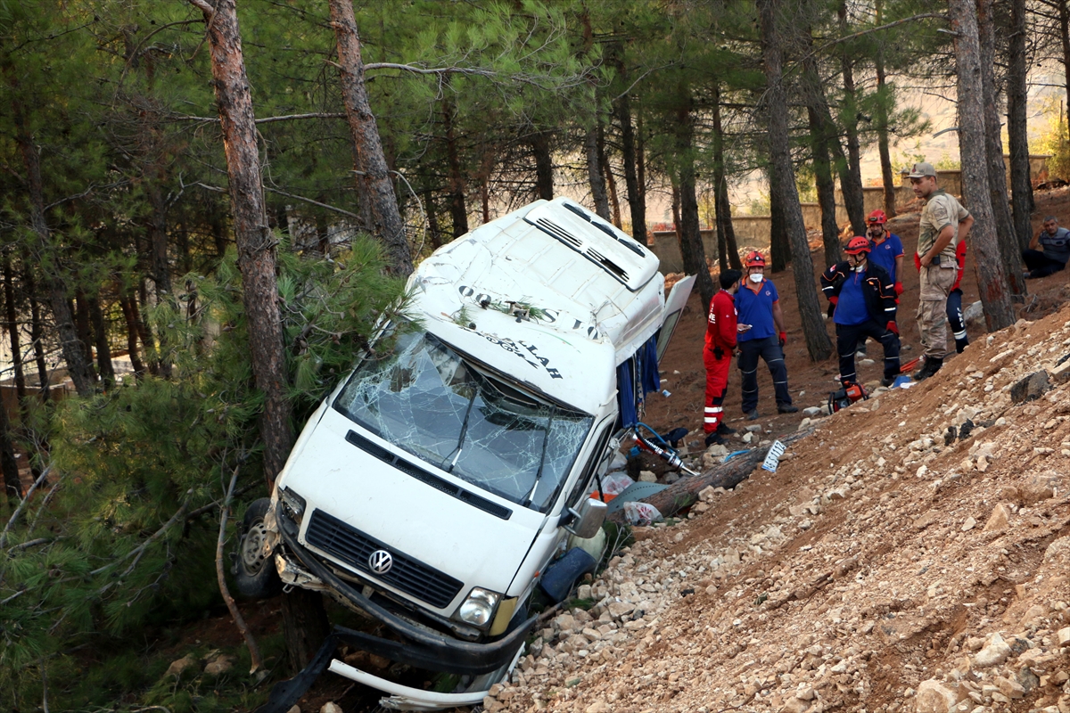 Kahramanmaraş'ta minibüs devrildi: 1 ölü, 11 yaralı