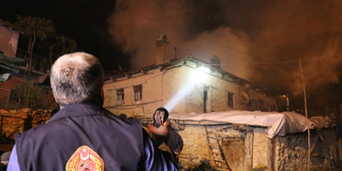 Denizli'nin Pamukkale ilçesinde evinde yangın çıkan yaşlı kadın öldü!