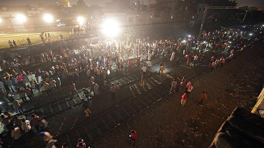 Hindistan'daki tren kazasında ölenlerin sayısı 61'e yükseldi