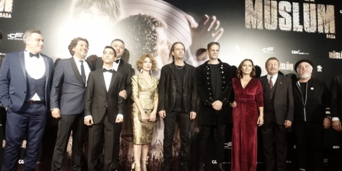 Yönetmenliğini Can Ulkay ile Hakan Kırvavaç'ın üstlendiği "Müslüm" filmi gala gösterimi yapıldı!