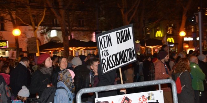 Viyana’da binlerce kişi, aşırı sağcı koalisyon hükümetini protesto etti!