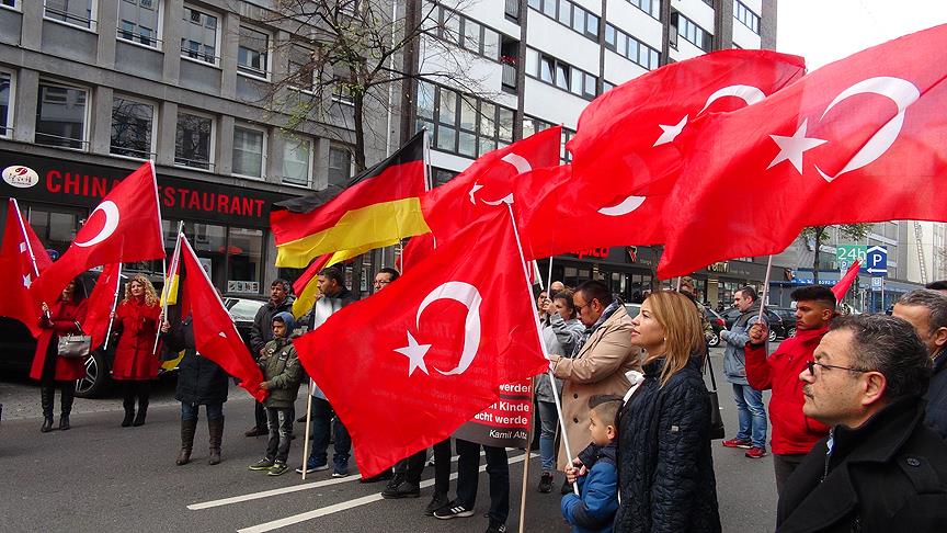 Almanya'da Türk çocukların hakları için gösteri düzenlendi