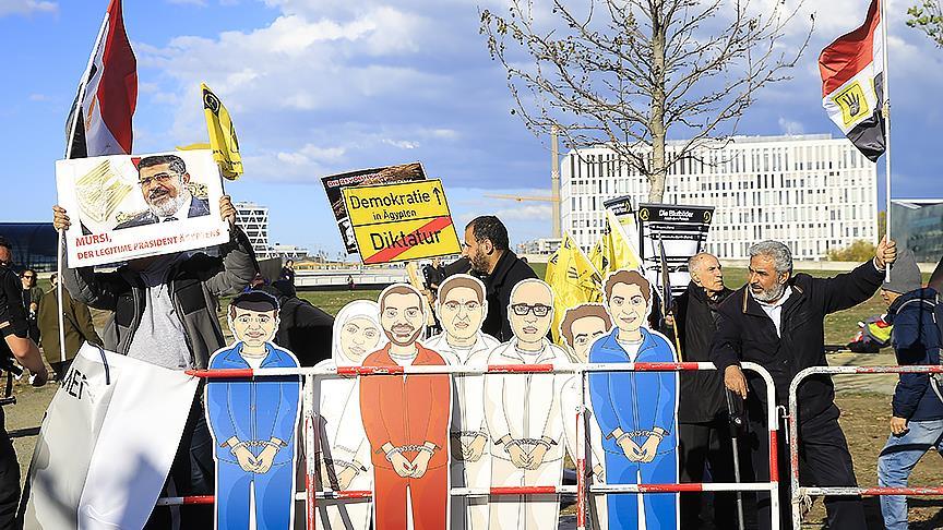 Merkel'in görüşmesinde Sisi Berlin'de protesto edildi