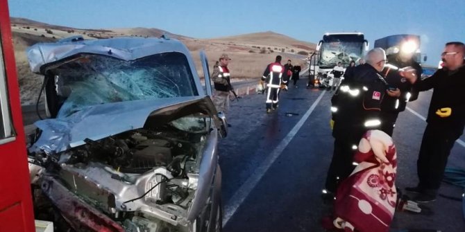 Sivas'ta feci kaza! Yolcu otobüsü ticari araçla çarpıştı: 2 ölü