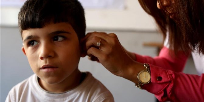 İHH'den Suriyeli çocuklara işitme cihazı