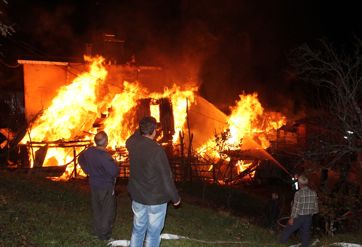 Kastamonu'da korkutan ev yangını! 2 ev kullanılamaz hale geldi