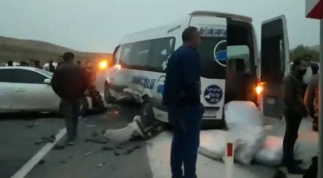 Van'da otomobille minibüs çarpıştı: 1 ölü, 18 yaralı