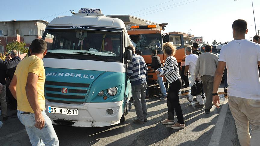 İzmir'de kamyon yolcu minibüsüne çarptı: 1 ölü, 12 yaralı