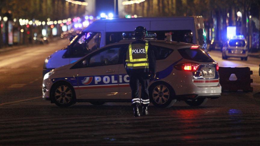 Paris'te bir araçta kalaşnikof ve roketatar bulundu