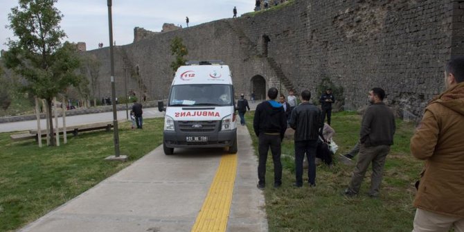 Diyarbakır'da tarihi surlardan düşen baba ve oğlu ağır yaralandı