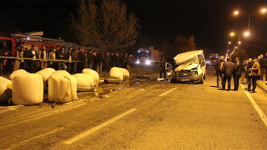 Afyonkarahisar'da minibüs traktöre çarptı: 1 ölü, 5 yaralı