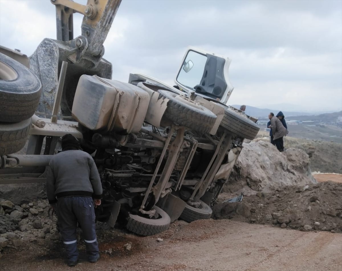 Ankara'da hafriyat kamyonu devrildi: 1 ölü, 1 yaralı