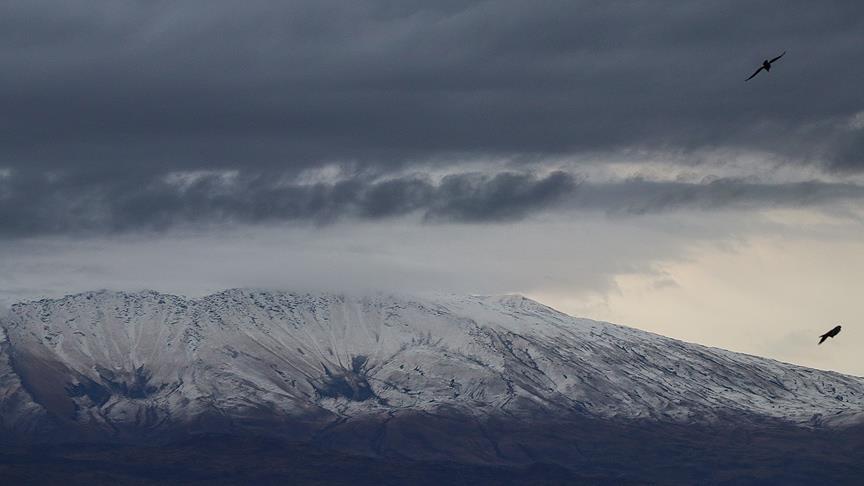 'Türkiye'nin çatısı' Ağrı Dağı'na kar yağdı