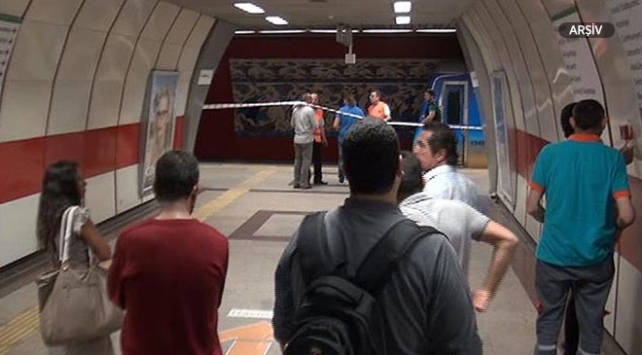 İstanbul'da metro istasyonunda raylara düşen kadın yaralandı