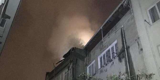 İstanbul Beyoğlu'nda beş katlı bir binada yangın çıktı!