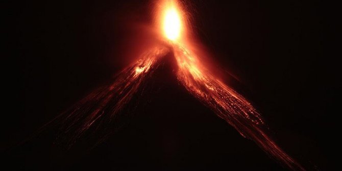 Guatemala'da Fuego Yanardağı faaliyete geçti!