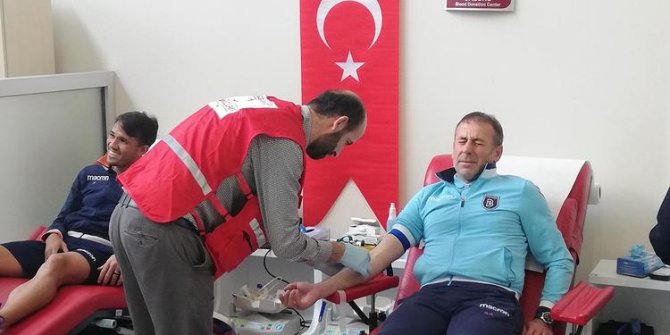 Başakşehir Teknik Direktörü Avcı ve futbolcular Kızılay’a kan bağışladı!