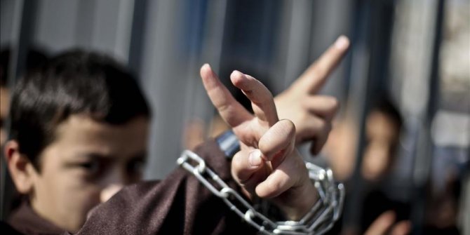İsrail güçleri 908 Filistinli çocuğu gözaltına aldı