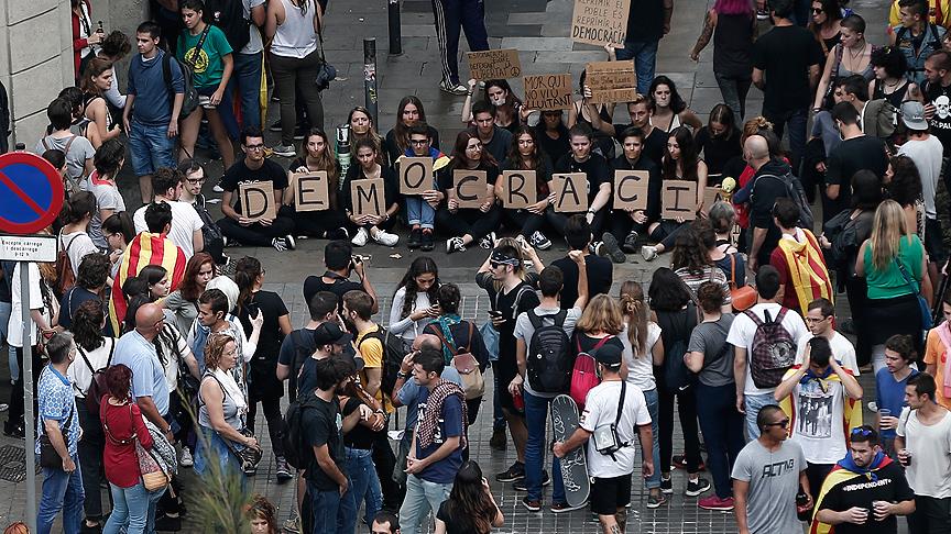 Barselona'da genel greve gidenler sokaklara döküldü