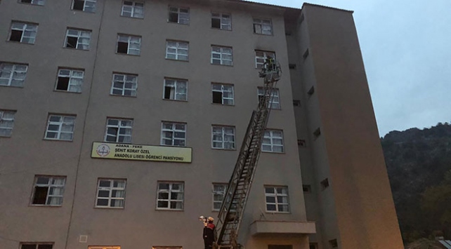 Adana’da 6 katlı öğrenci pansiyonunda yangın